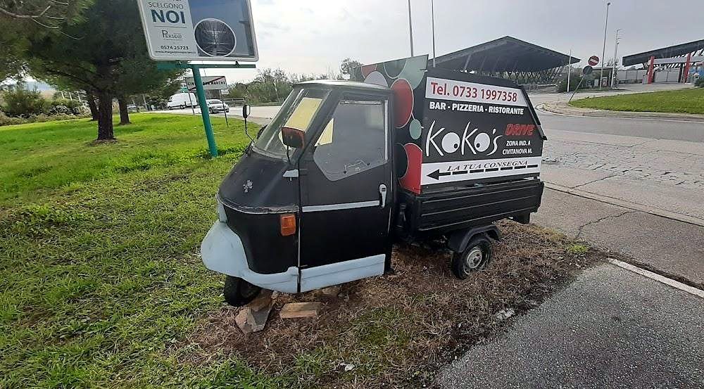 L'Ape di Koko's Drive con il numero di telefono per le consegne