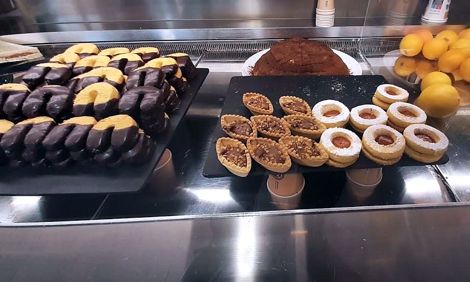Vassoio di biscotti glassati al cioccolato, crostatine e torta
