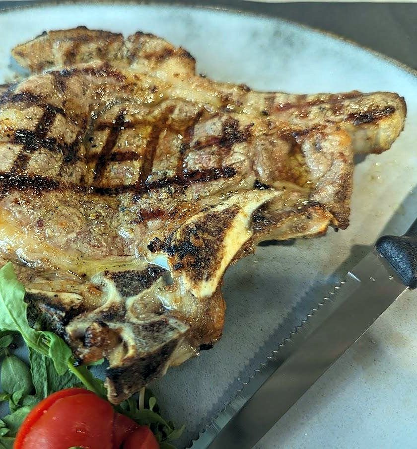 Costata alla griglia con rucola e limone