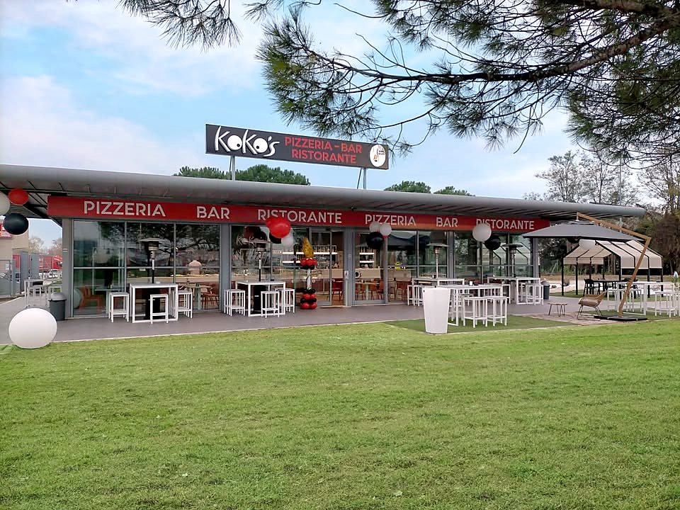 L'ingresso di Koko's con l'insegna Pizzeria Bar Ristorante