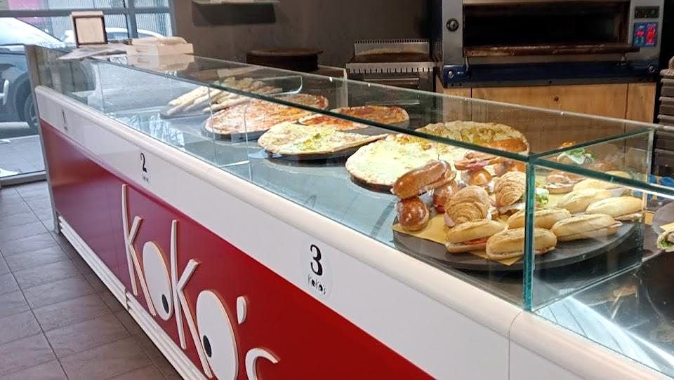 Il banco numerato con pizze e panini in vetrina