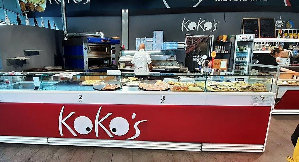Il banco rosso con il logo Koko's