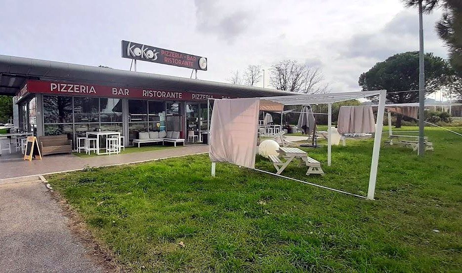 Il padiglione di Koko's con il giardino e i tavoli all'aperto