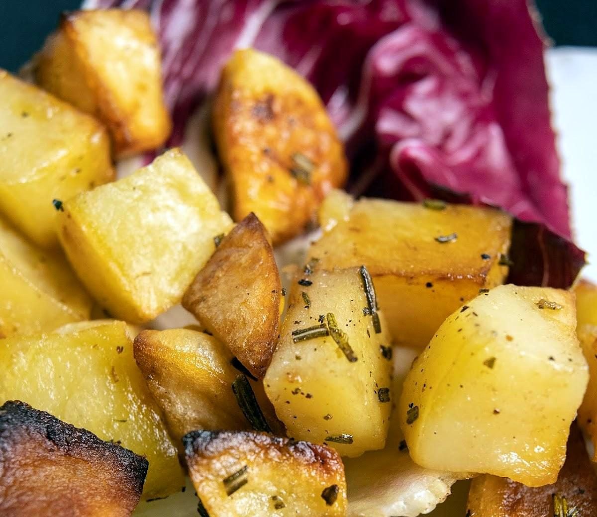 Patate al forno al rosmarino su foglie di radicchio