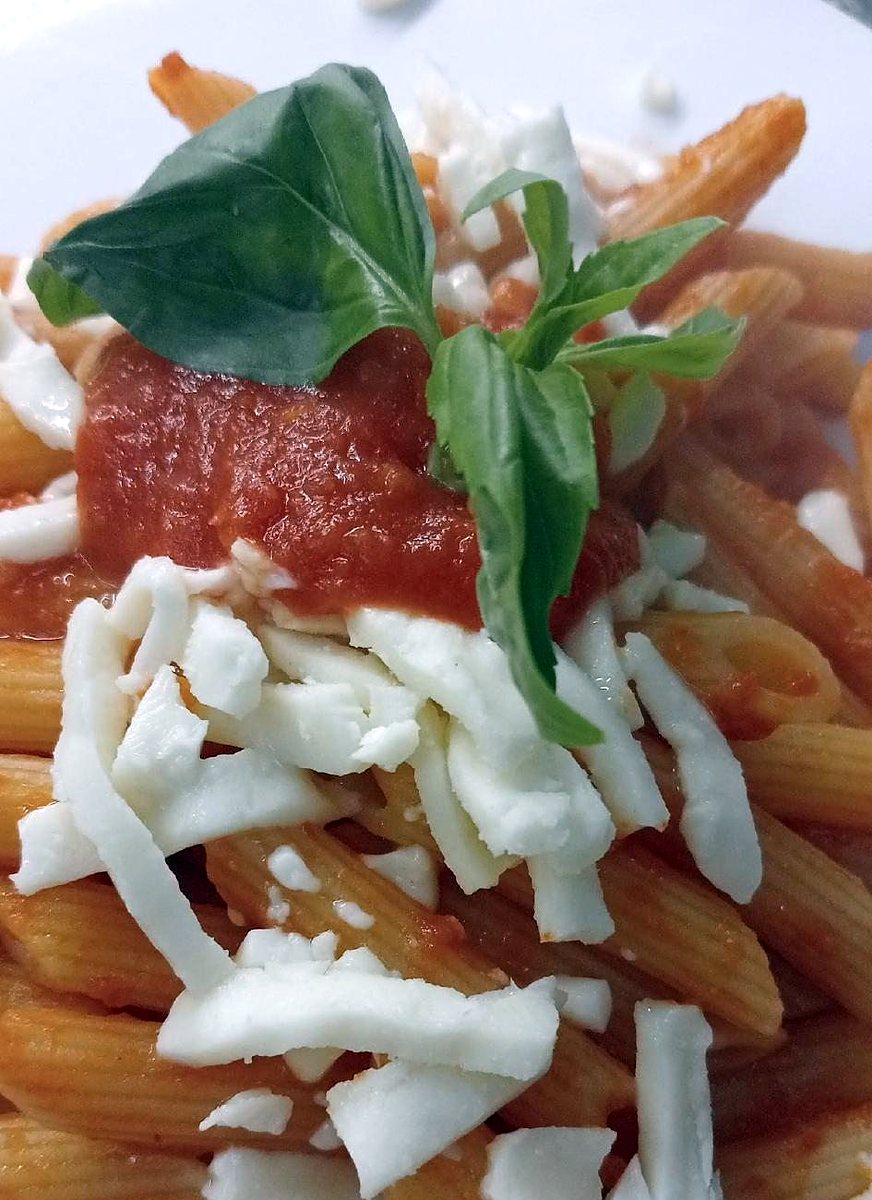Penne al pomodoro con mozzarella e basilico
