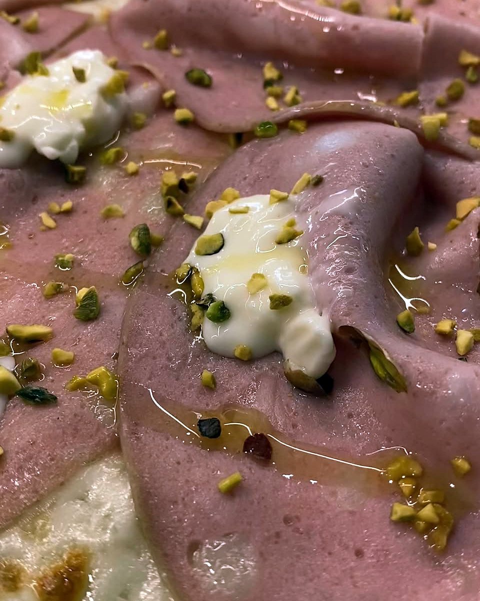 Pizza con mortadella, stracchino e granella di pistacchio