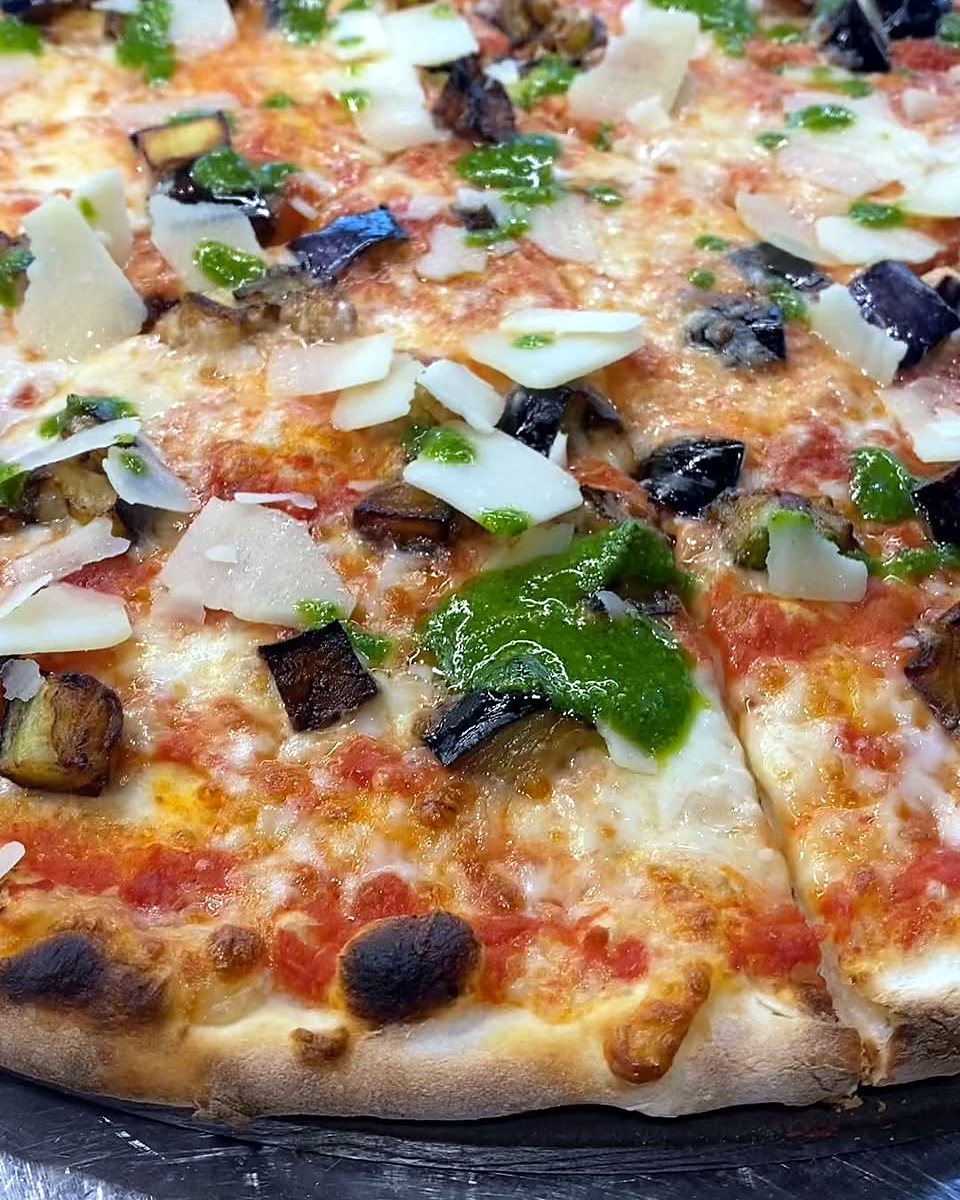 Pizza special alla Parmigiana con melanzane e scaglie di grana