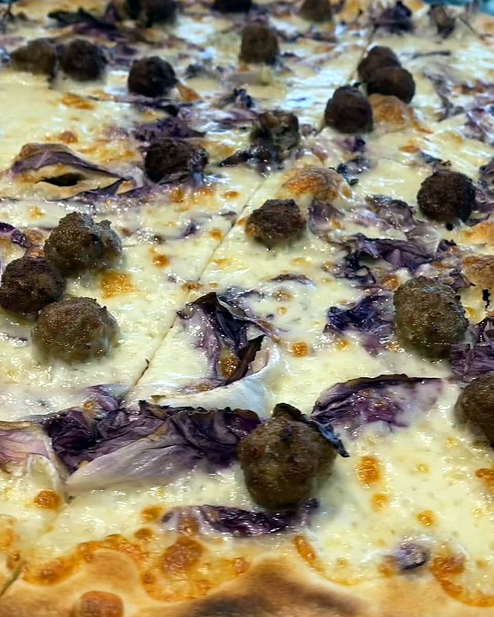 Pizza bianca con radicchio e polpettine