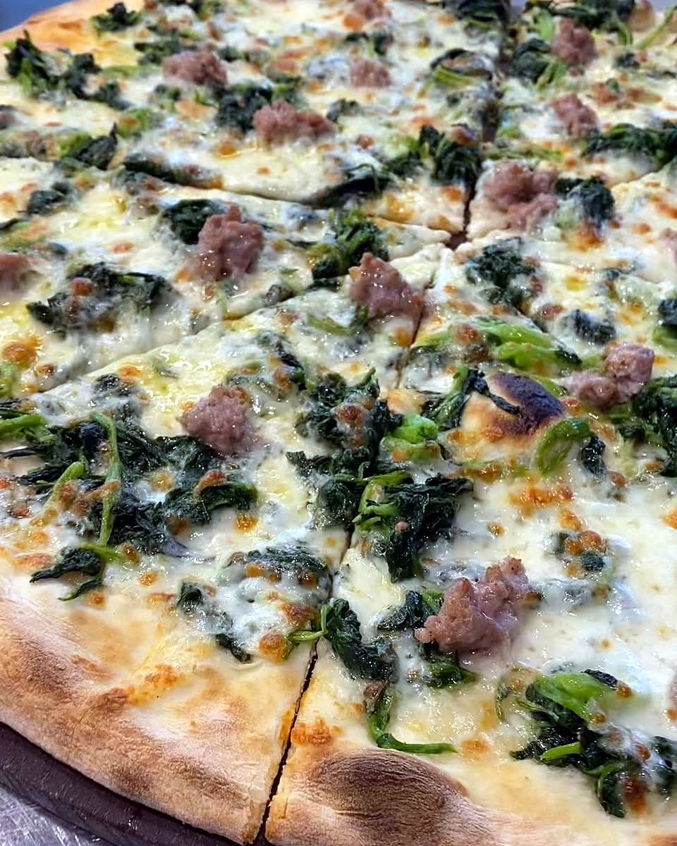 Pizza bianca con verdure e salsiccia