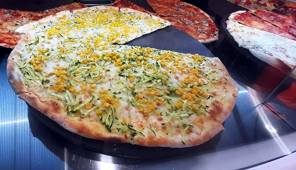 Pizza bianca con zucchine e mais